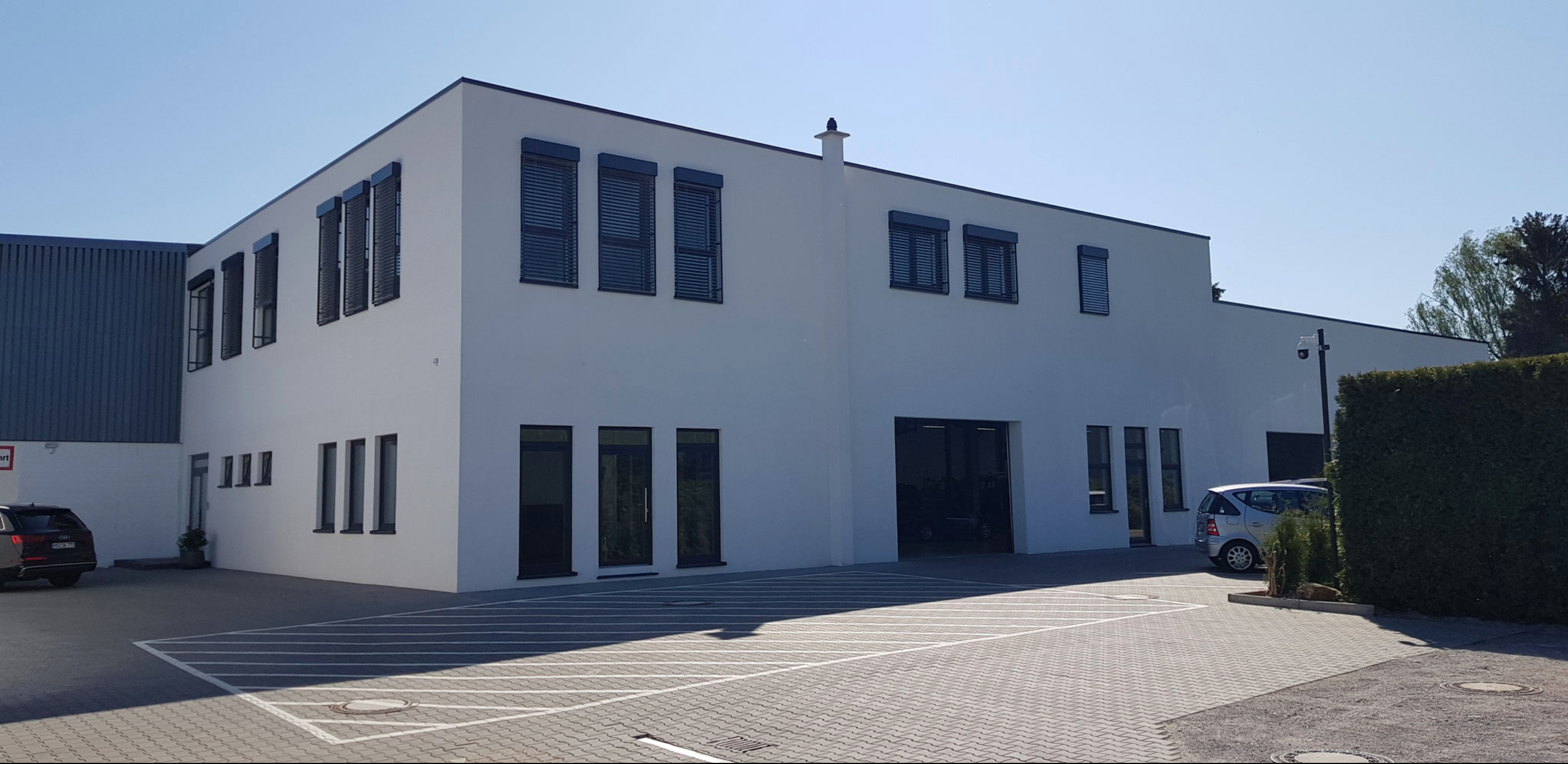 Werkstatt von außen - Karosseriebau und Lackiererei Kolahi e.k. seit 1997 in Mönchengladbach